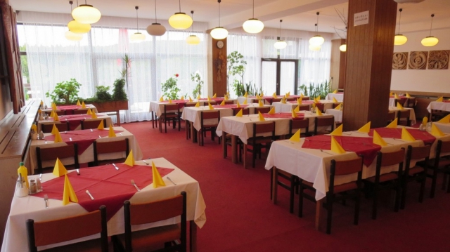 Celodenní stravování je zajištěno v nekuřácké jídelně pro 130 hostů. Foto hotel Skalský dvůr